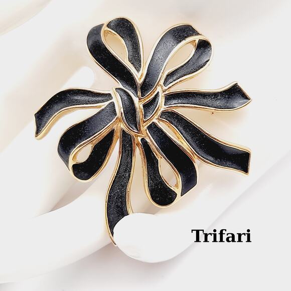 Vintage Trifari Black Enamel Ribbon Brooch; Gold Plated Designer Costume Jewelry - Picture 1 of 8